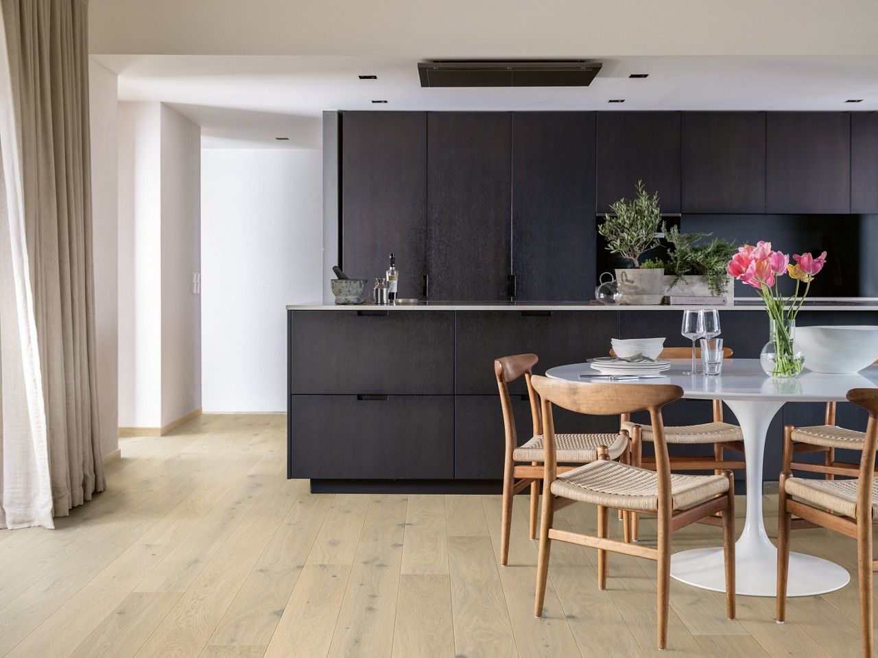 Bilde av ett kjøkken med Pergo Falster Northern Light på gulvet