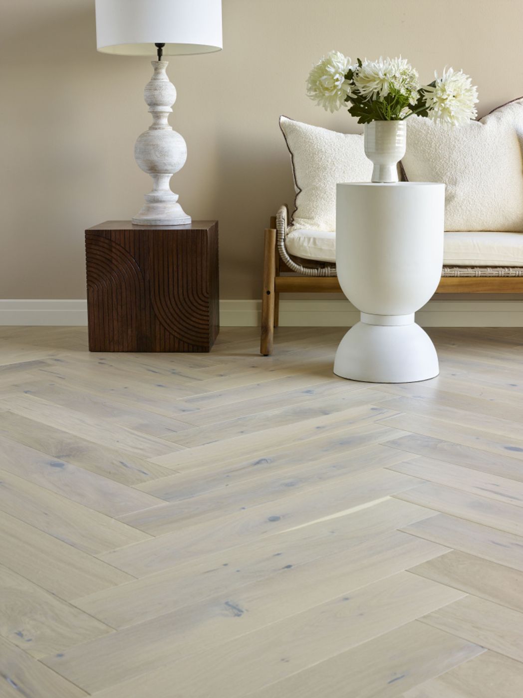 Fiskebensparkett Saga Herringbone Eik Pearl